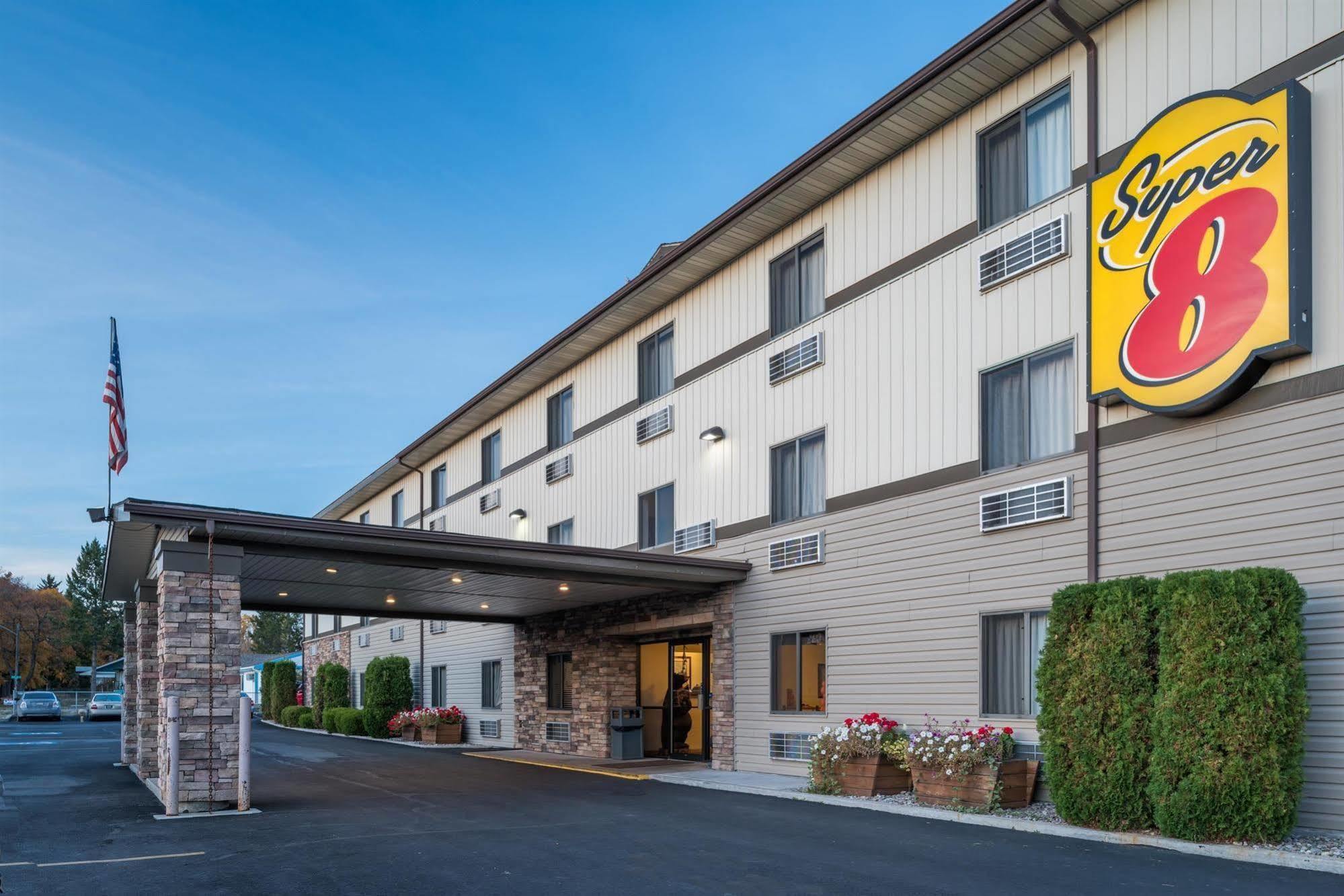 Super 8 By Wyndham Kalispell Glacier National Park Hotel Exterior photo